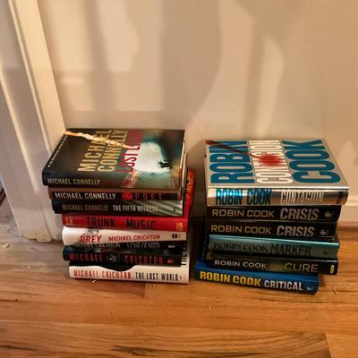 757 Lot of Michael Connelly, Michael Crichton & Robin Cook Hard Back Books