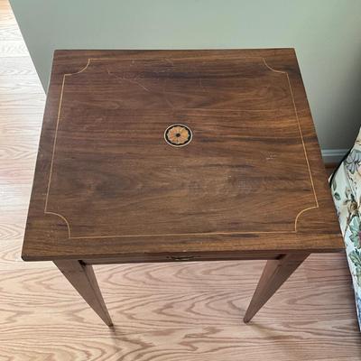035 Vintage Hepplewhite Style Medallion Center Single Drawer Table