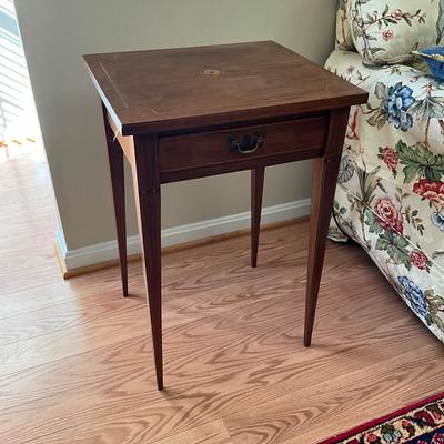 035 Vintage Hepplewhite Style Medallion Center Single Drawer Table