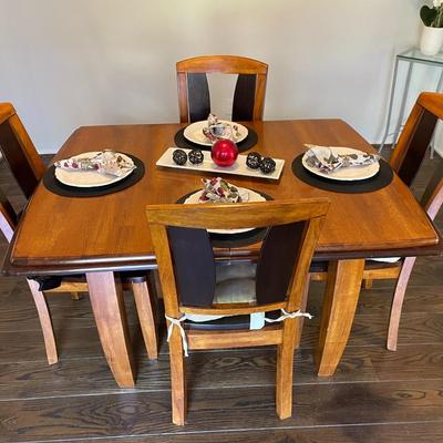 Solid Wood Dinning Table with 4 Chairs