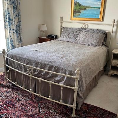 041 Distressed Iron Queen Bed