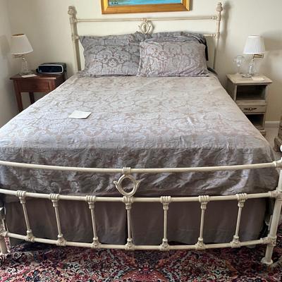 041 Distressed Iron Queen Bed