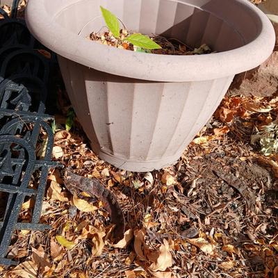 9 black connecting plastic fence pieces with a large flowerpot