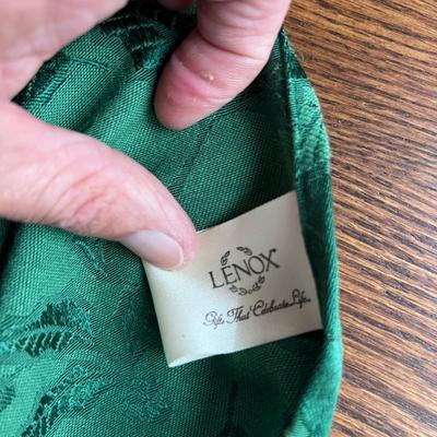 Lenox Holiday Tablecloths & More Decor (BD-RG)