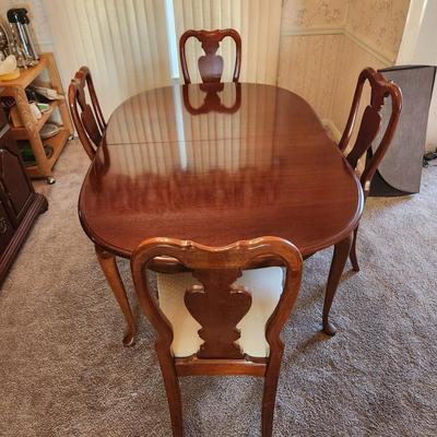 American Drew Dining Room Table & 4 Chairs 66x43 + 2 15" Leaves includes Pads