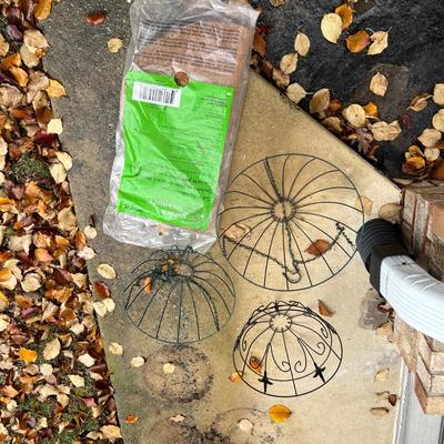 Shepherd's Hooks, Trellis, Hanging Baskets & Bird Feeders (G-RG)