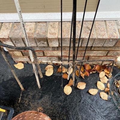 Shepherd's Hooks, Trellis, Hanging Baskets & Bird Feeders (G-RG)