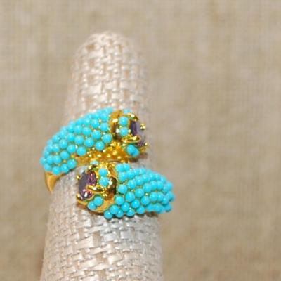 Size 7½ Unique Robin's Egg Blue Beads Ring & Round Purple Stone Ends on a Gold Tone Band (6.1g)