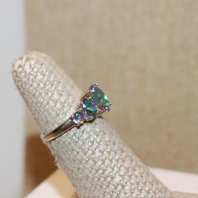 Size 6 Marked .925 Set of 5 Iridescent Stones of Different Descending Sizes on a Silver Band (3.2g)