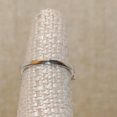 Size 6 Marked .925 Set of 5 Iridescent Stones of Different Descending Sizes on a Silver Band (3.2g)