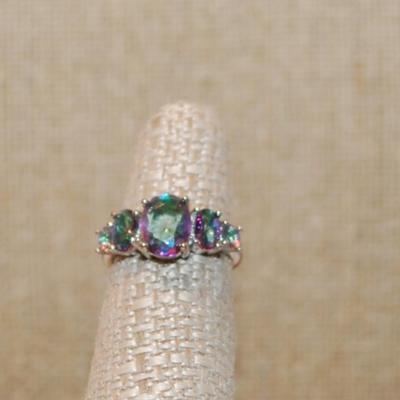 Size 6 Marked .925 Set of 5 Iridescent Stones of Different Descending Sizes on a Silver Band (3.2g)