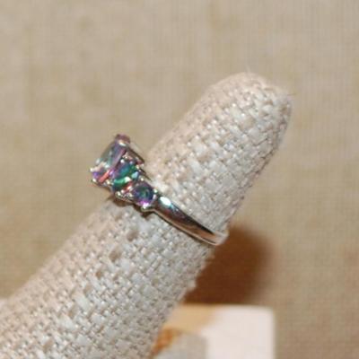 Size 6 Marked .925 Set of 5 Iridescent Stones of Different Descending Sizes on a Silver Band (3.2g)