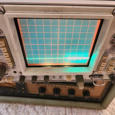 Tektronix 465 Oscilloscope Powers up