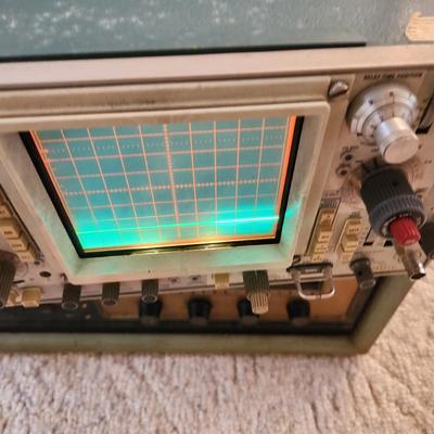 Tektronix 465 Oscilloscope Powers up