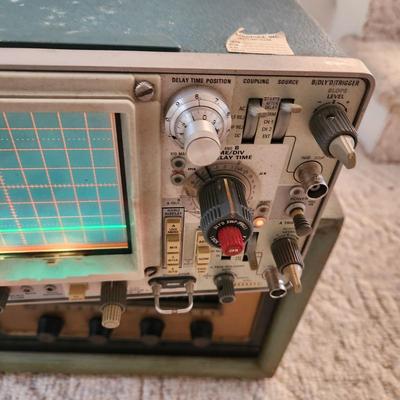 Tektronix 465 Oscilloscope Powers up