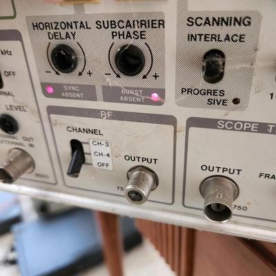 Leader Lcg-400 Ntsc Pattern Generator Powers up
