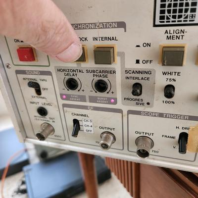 Leader Lcg-400 Ntsc Pattern Generator Powers up