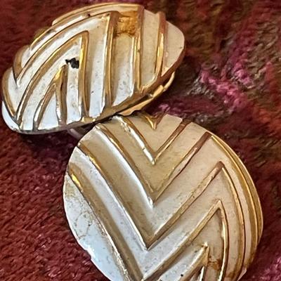 EARRINGS, RINGS AND PENDANTS