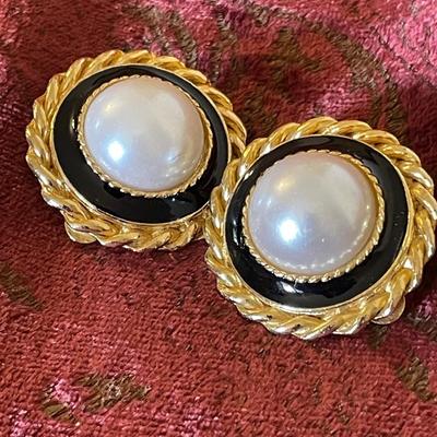 EARRINGS, RINGS AND PENDANTS