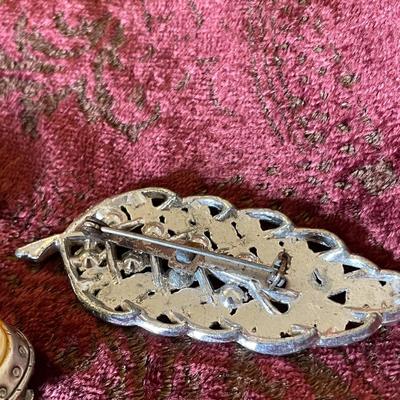 EARRINGS, RINGS AND PENDANTS