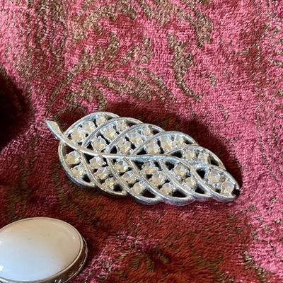 EARRINGS, RINGS AND PENDANTS
