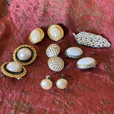 EARRINGS, RINGS AND PENDANTS