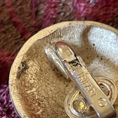 EARRINGS, RINGS AND PENDANTS