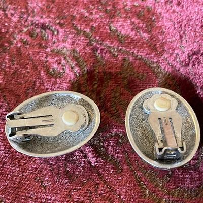 EARRINGS, RINGS AND PENDANTS