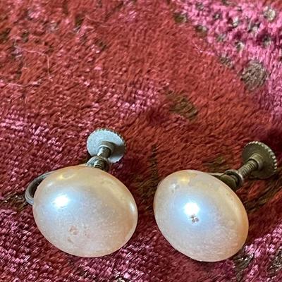 EARRINGS, RINGS AND PENDANTS