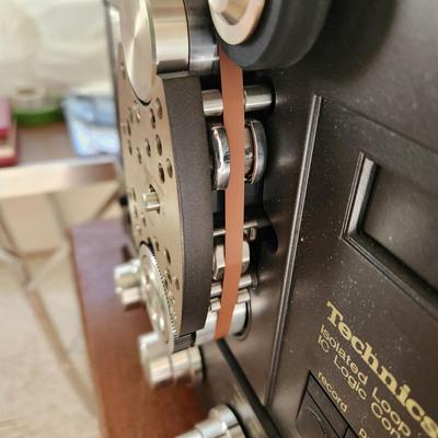 Technics Reel to Reel RS-1500US Powers up Rosewood Sides