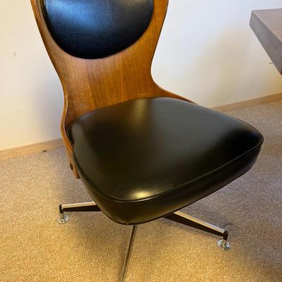 MCM octagon table with 4 Bentwood/vinyl swivel chairs