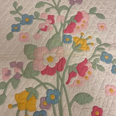 Vintage hand stitched pink quilt w/scallop edges