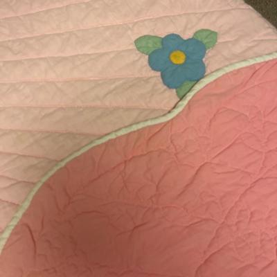Vintage hand stitched pink quilt w/scallop edges