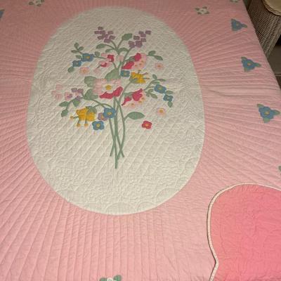 Vintage hand stitched pink quilt w/scallop edges