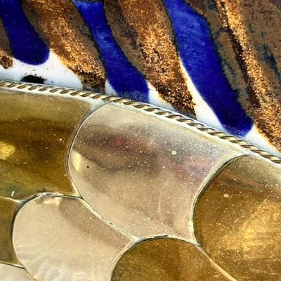 Lot 119 Blue White & Gold ceramic figures