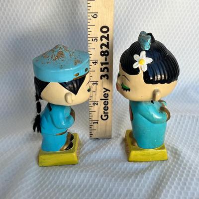 Lot 124 Kissing bobble heads