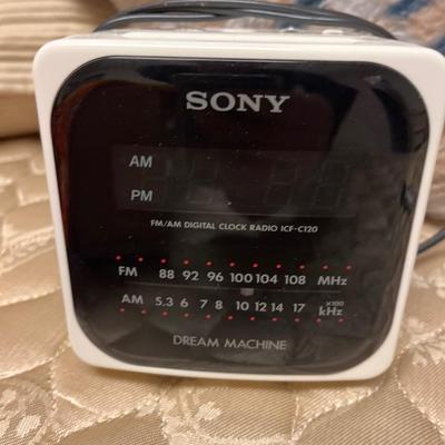 Vtg Latchook rug, click, blanket & pillow