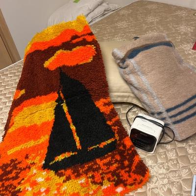 Vtg Latchook rug, click, blanket & pillow