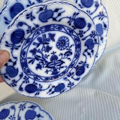 Lot 173 Blue Onion Grouping