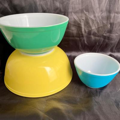 Lot 189 Pyrex primary colors bowls
