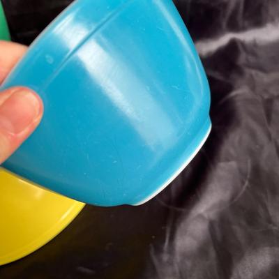 Lot 189 Pyrex primary colors bowls