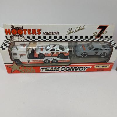 Hooters Matchbox Convoy Alan Kulwicki Diecast Racing Cars & 1993 NASCAR Bill Elliot Budweiser 1/64 Semi