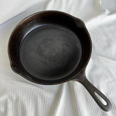 Lot 241 Cast #8 skillet
