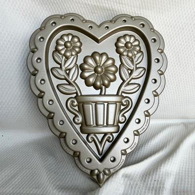 Lot 247 Nordic Ware Heart Cake pan