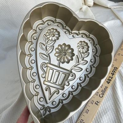 Lot 247 Nordic Ware Heart Cake pan