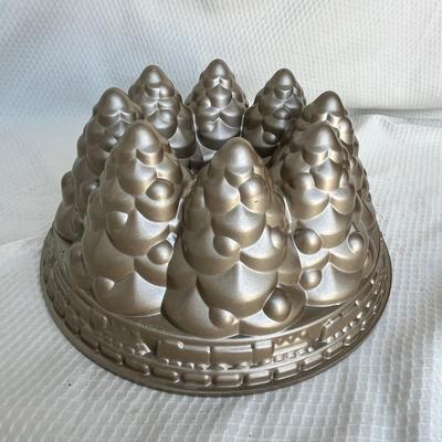 Lot 248 Nordic Ware Bundt Pan Christmas trees