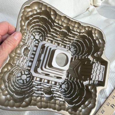 Lot 249 Nordic Ware Sand Castle Bundt Pan