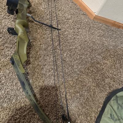 Bear White Tail 2 bow and arrows