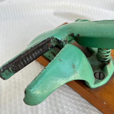 Lot 262 Green handle kitchen items