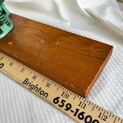 Lot 262 Green handle kitchen items